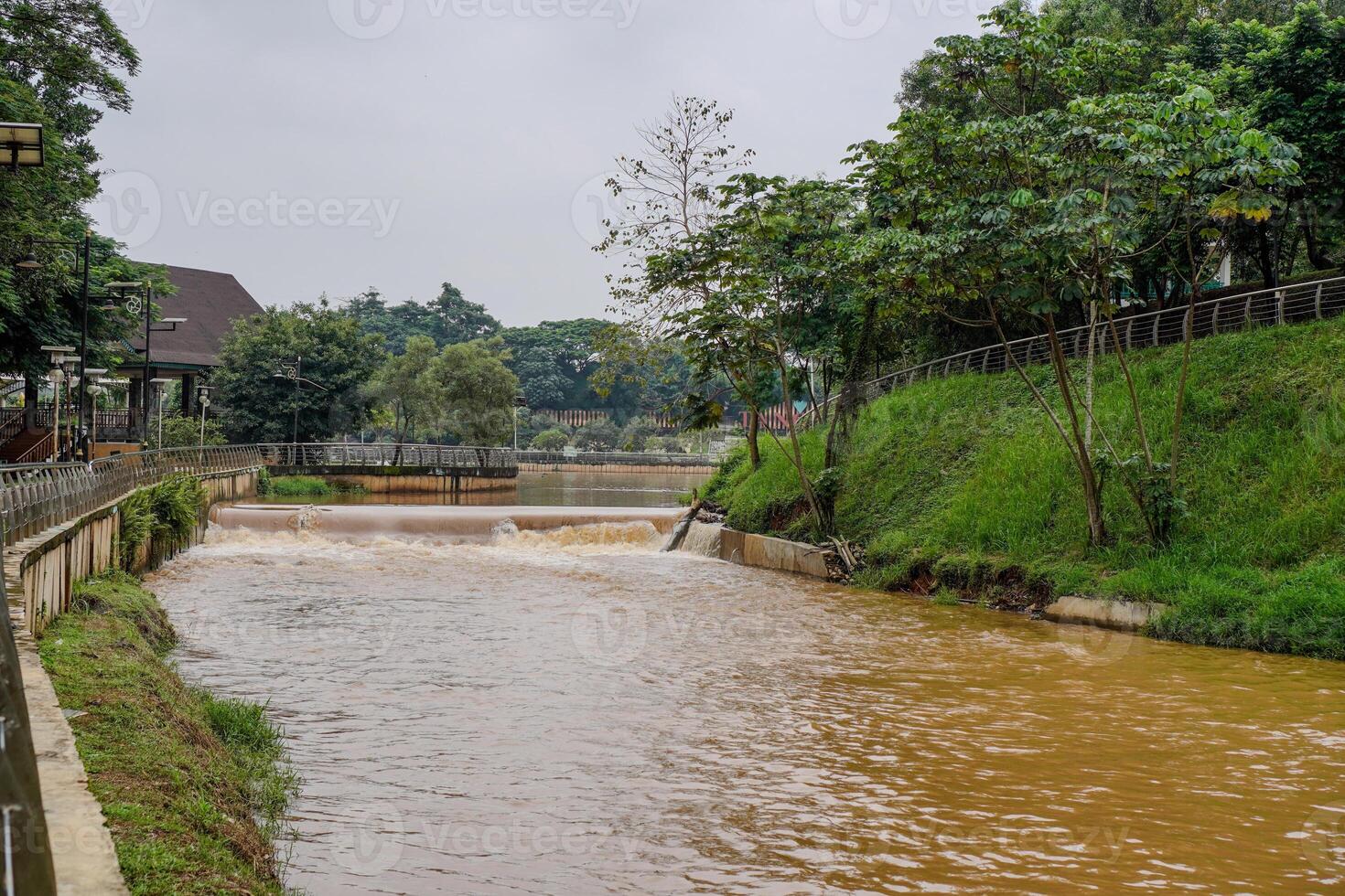 el turbio río agua fluye rápido después el lluvia. foto