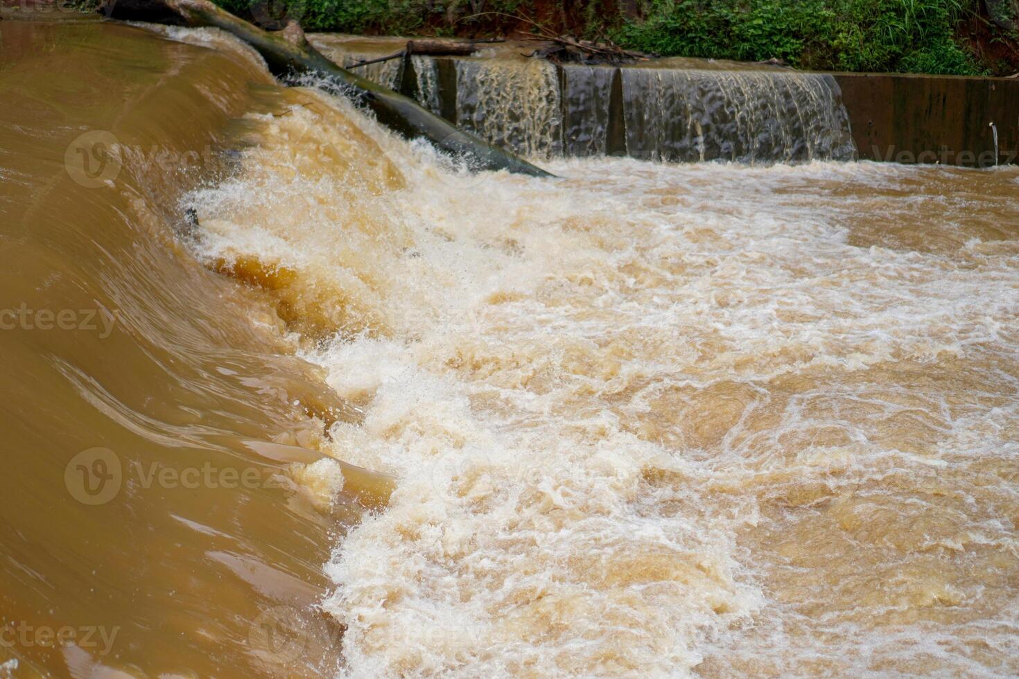 eso mira cerca a el desviación de turbio agua ese fluye rápidamente más allá el Perímetro represa. foto