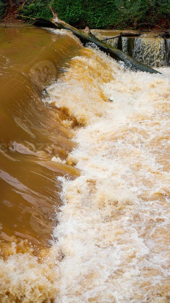 eso mira cerca a el desviación de turbio agua ese fluye rápidamente más allá el Perímetro represa. foto