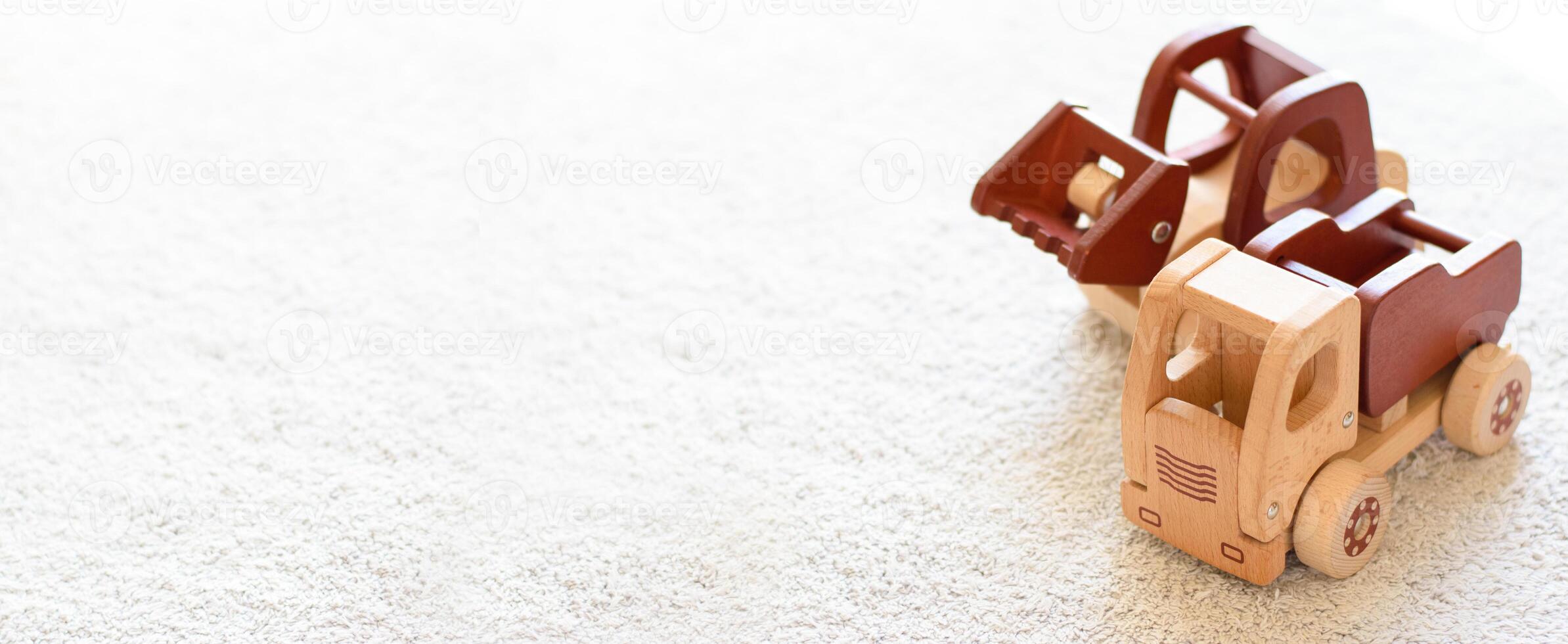 bandera con selectivo atención en de madera carros camión y excavadora en natural colores en un blanco algodón alfombra. ambientalmente amigable, el plastico gratis juguetes para niño pequeño. eco concepto. espacio para texto foto