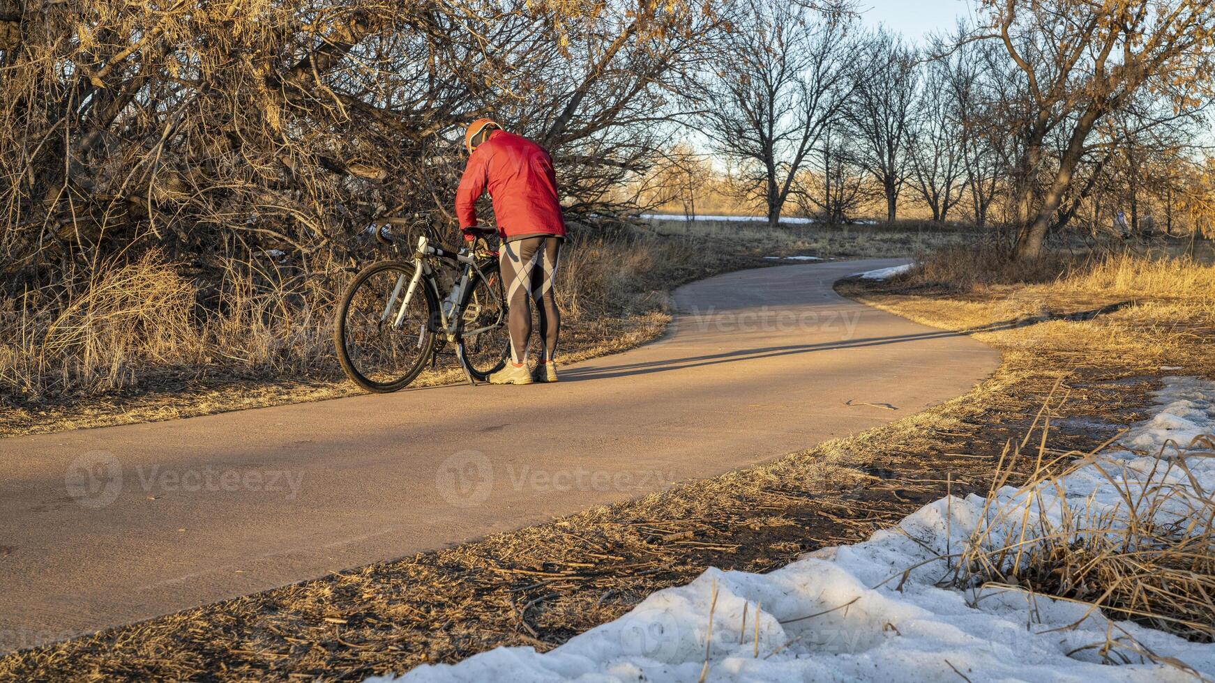 mayor masculino ciclista con su turismo bicicleta en un andar en bicicleta sendero foto