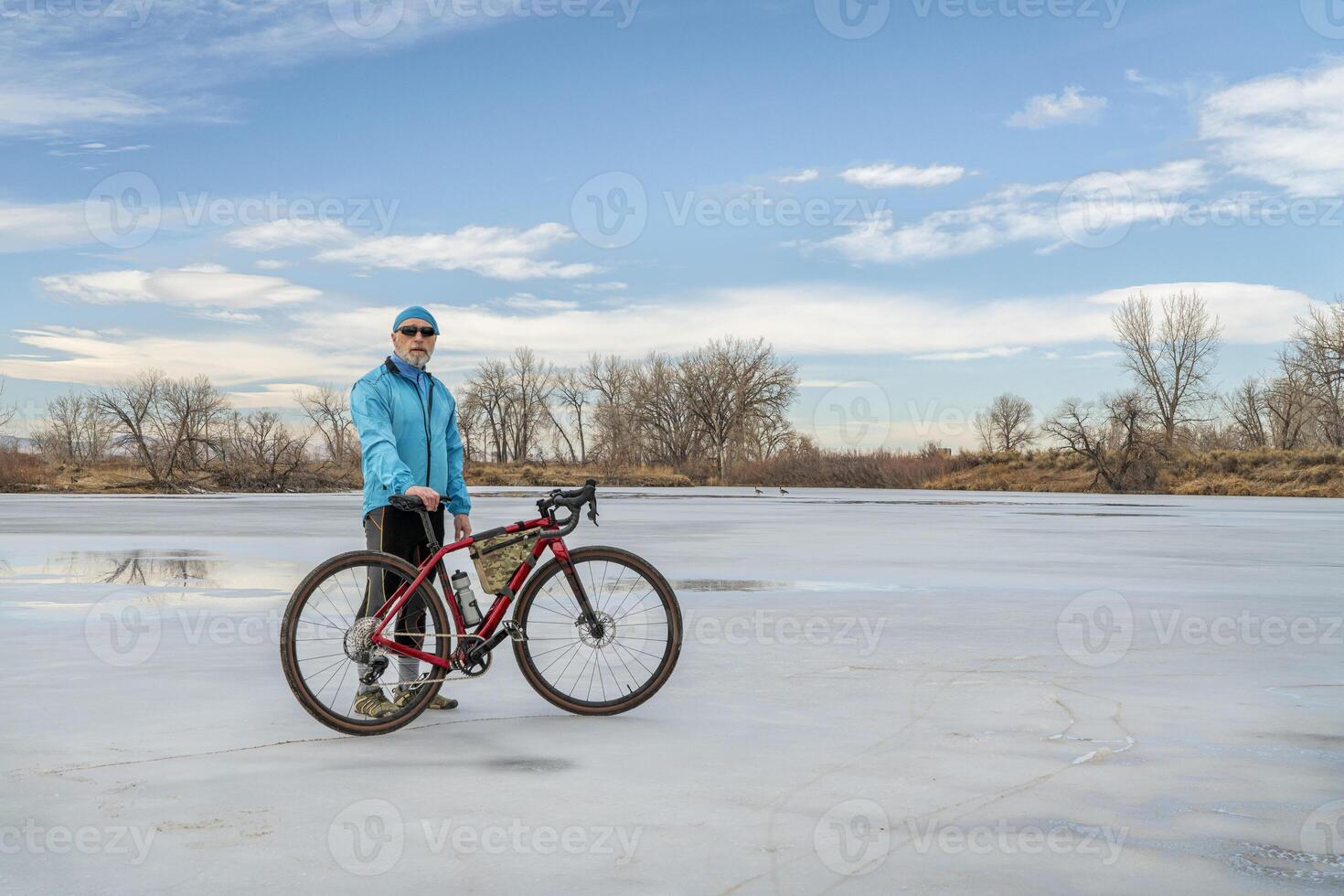 mayor masculino ciclista con un grava bicicleta foto