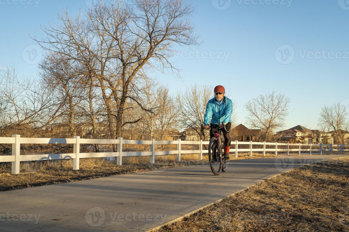 mayor masculino ciclista es montando un grava bicicleta foto