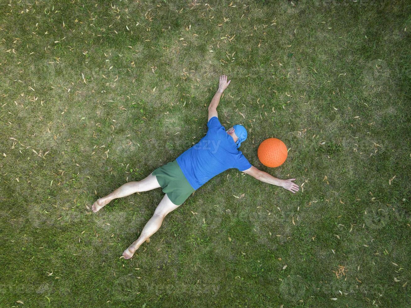 mayor hombre descansando después golpe pelota rutina de ejercicio foto