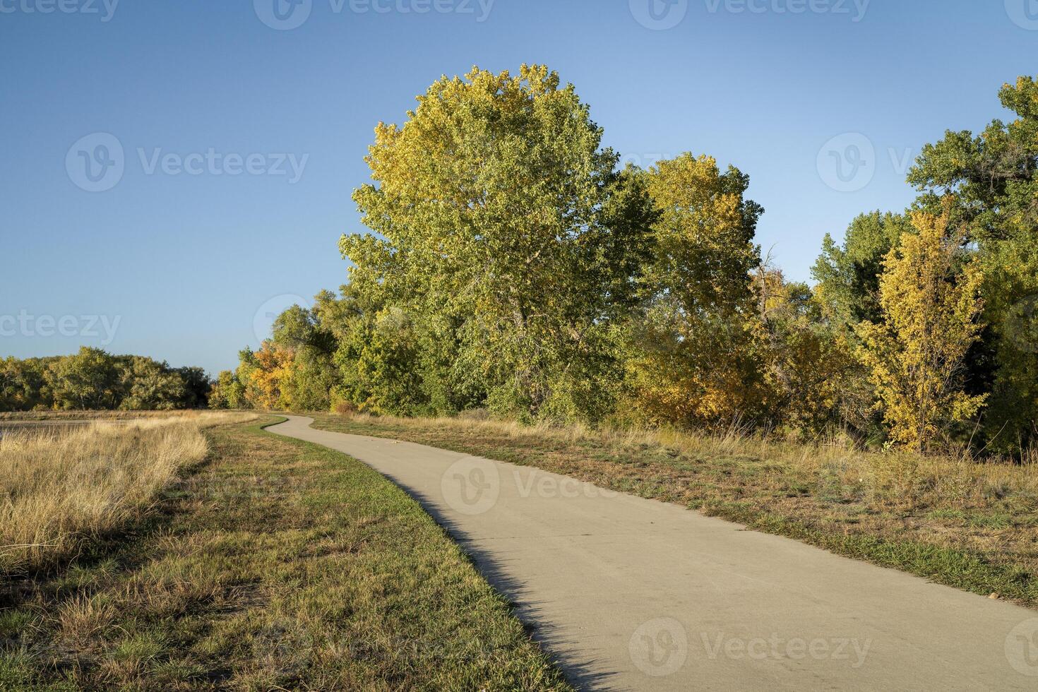 pavimentado bicicleta sendero en otoño paisaje foto