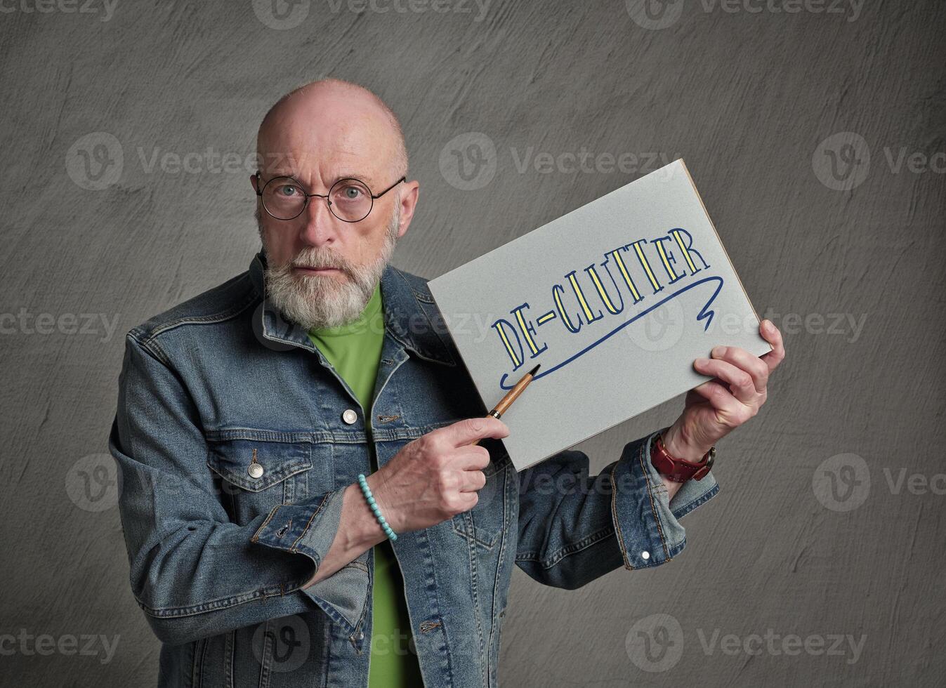 de-clutter message provided by a senior presenter photo