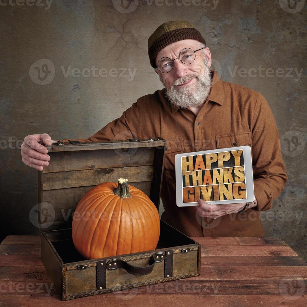 contento acción de gracias - sonriente mayor hombre con calabaza foto