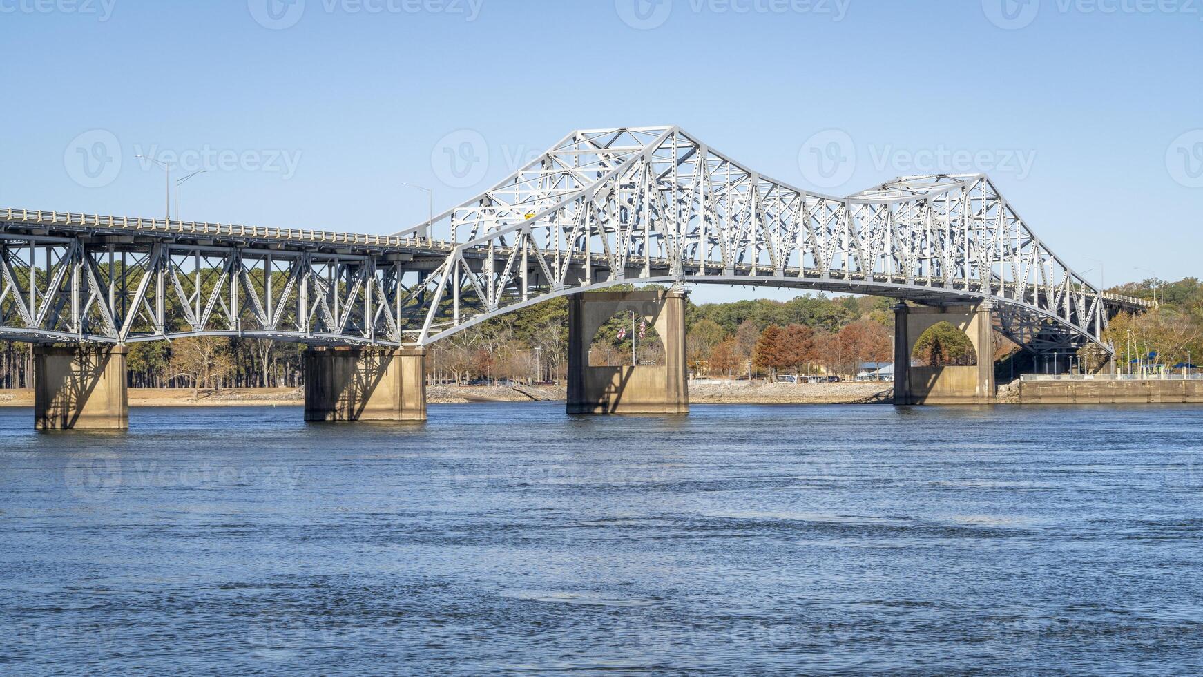 o'neal puente terminado el Tennesse río en florencia, Alabama - otoño paisaje foto