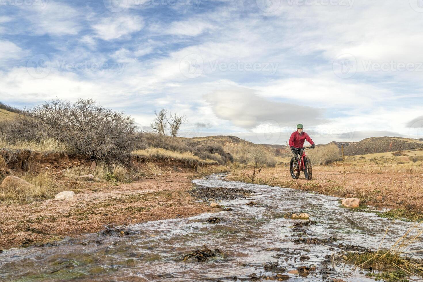 montando un grasa bicicleta a lo largo un corriente foto