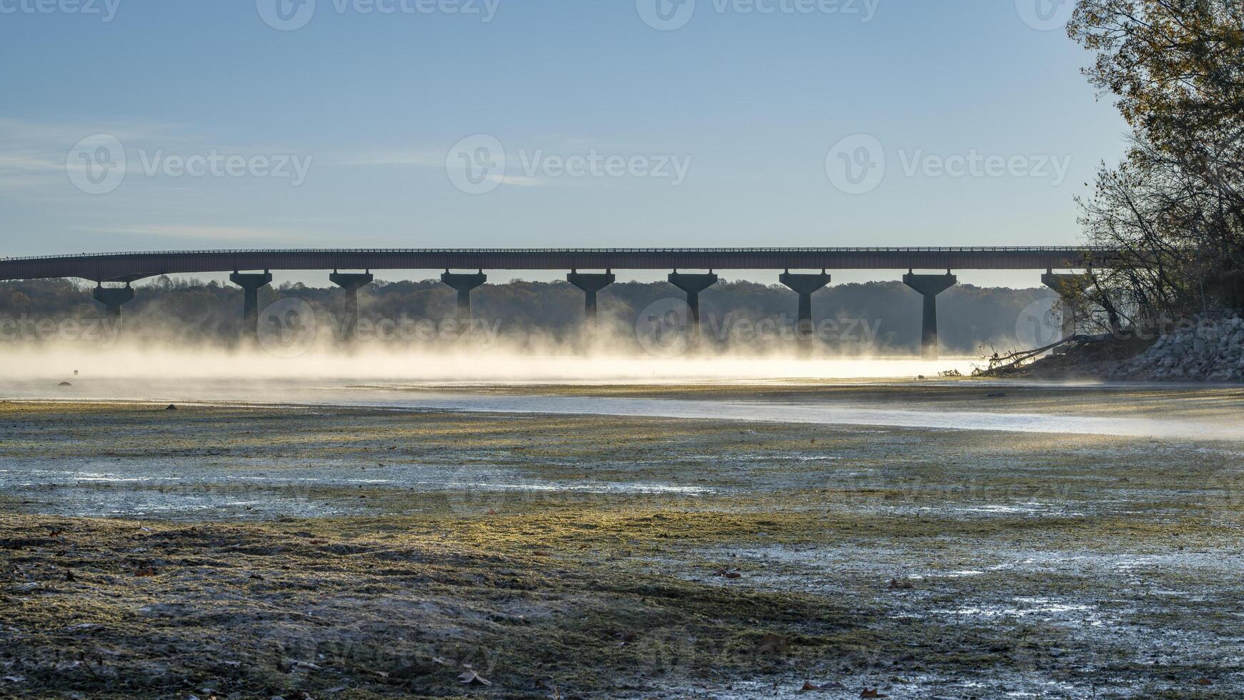 natchez nacional avenida - puente terminado Tennesse río desde Tennesse a Alabama, brumoso noviembre amanecer foto