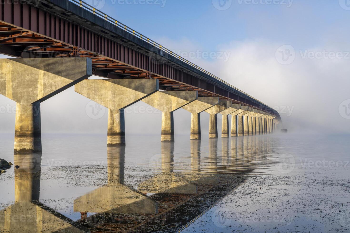 natchez nacional avenida - puente terminado Tennesse río desde Tennesse a Alabama, brumoso noviembre amanecer foto