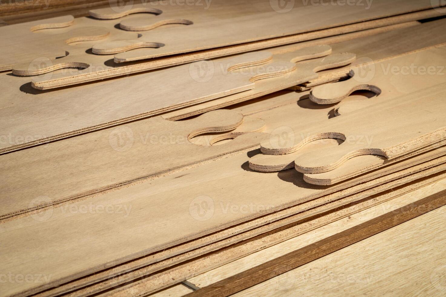 estrecho paneles de ocumé madera contrachapada con rompecabezas articulaciones en coser y pegar barco edificio equipo foto