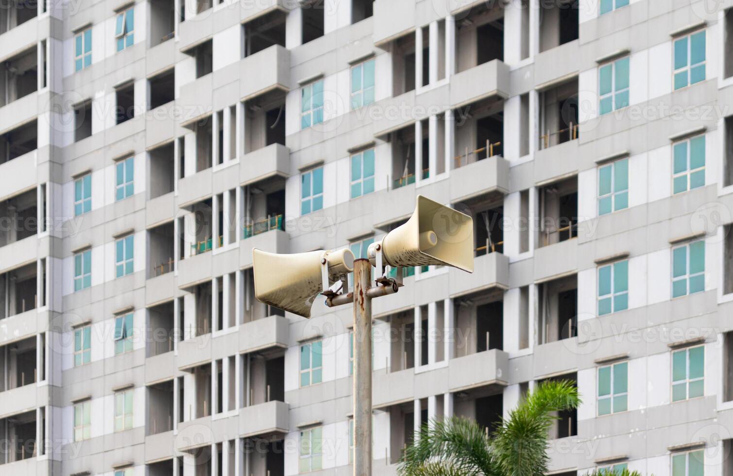 al aire libre altavoz con alto subir Departamento edificio antecedentes. después algunos ediciones foto