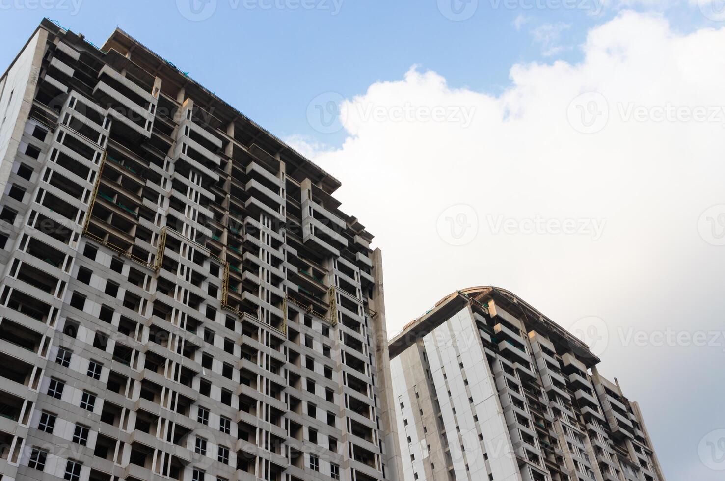 alto subir Departamento edificio debajo construcción con azul cielo antecedentes en el tarde. después algunos ediciones foto