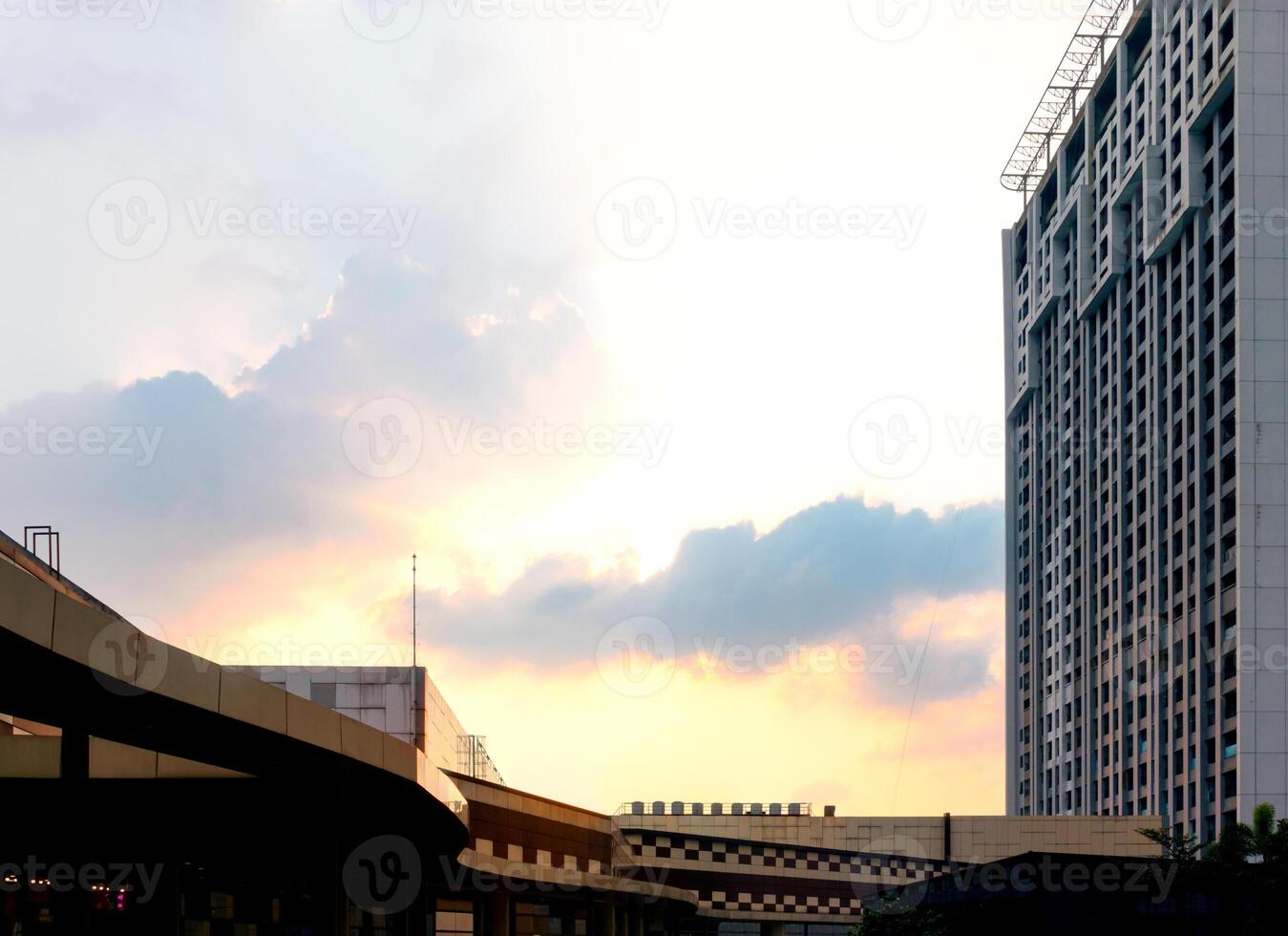 debajo exposición. alto subir Departamento edificio ver en el tarde. después algunos ediciones foto