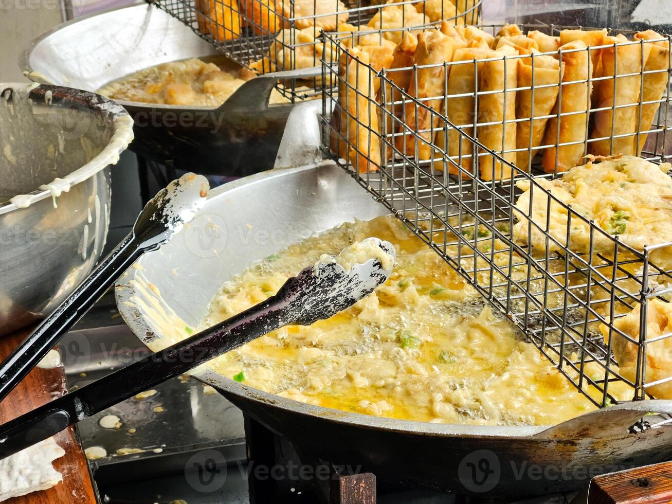 gorengan o frito comida es uno tipo de popular bocadillo en Indonesia, calle comida indonesio popular foto