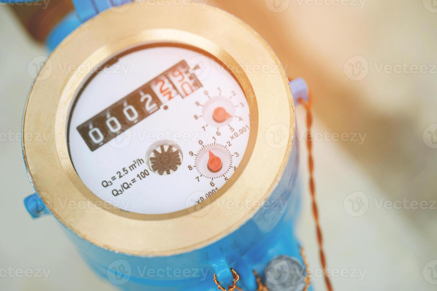 Water meters are used to record the amount of water consumption. using a gear and wheel system The numeral display has been completely sealed. Protection against water and dirt from the outside photo