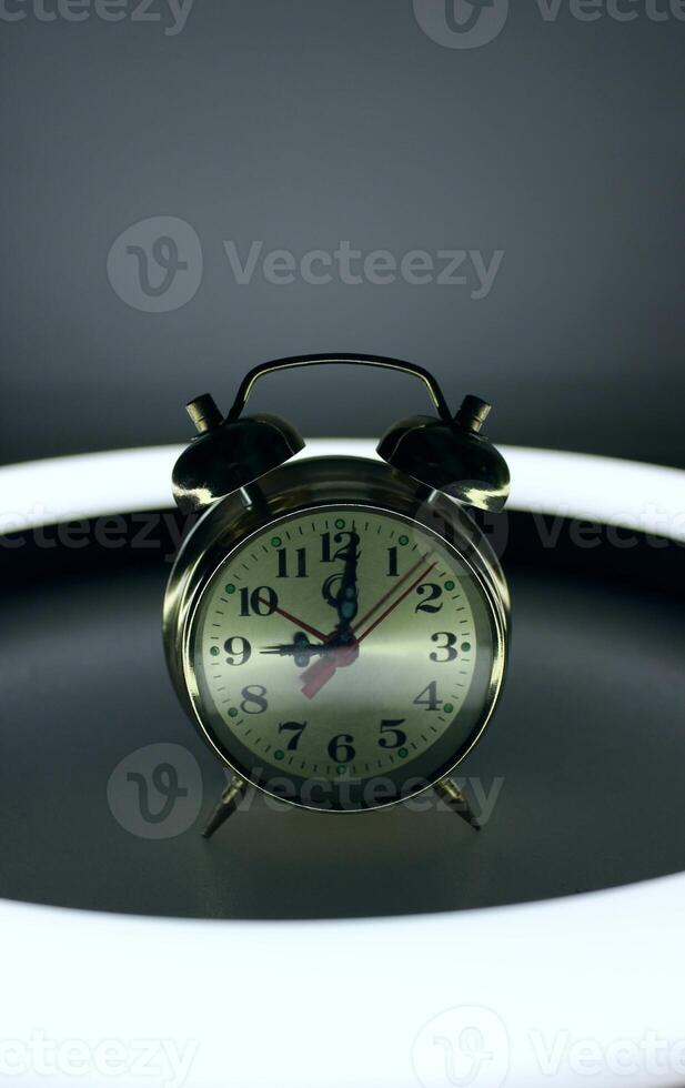 cabecera y raro alarma reloj dentro de moderno circulo lámpara valores foto