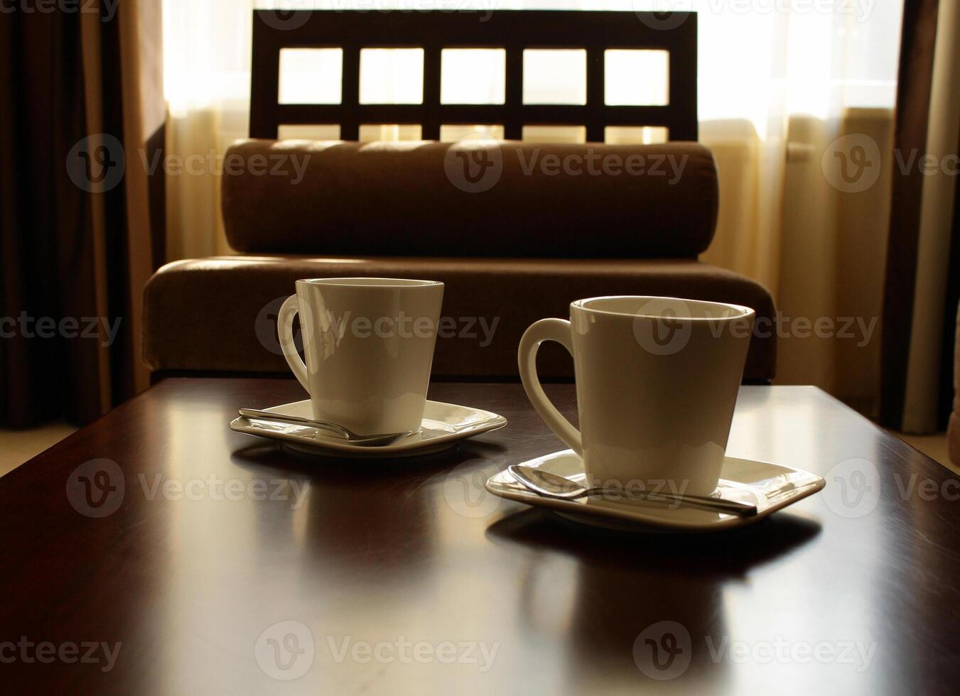 blanco té vajilla en marrón té mesa foto