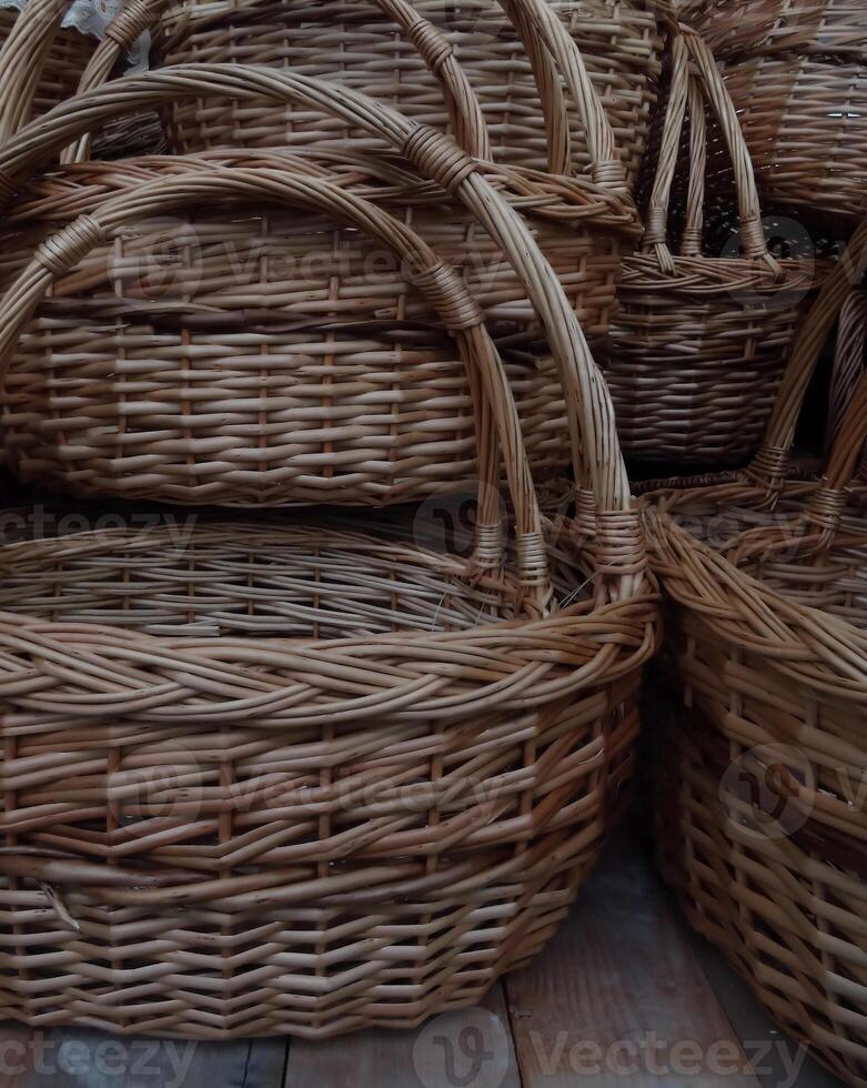 tradicional artesanía. tejido cestas con trenzado manejas foto