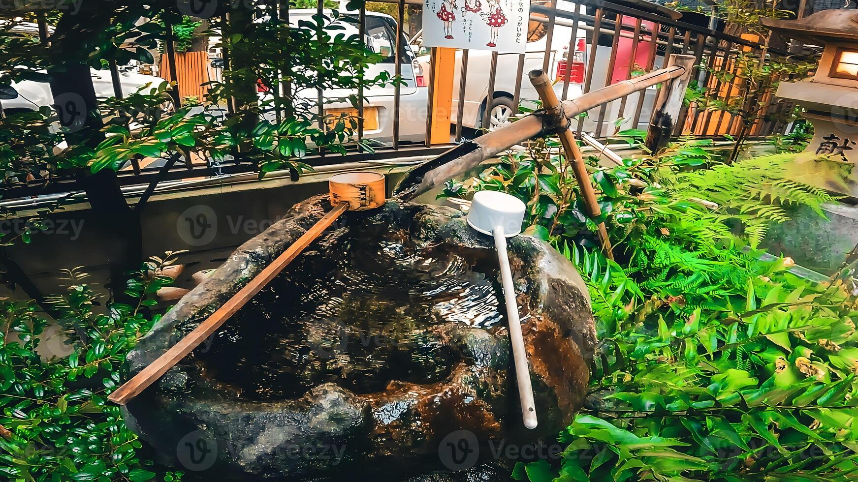 santuario en kabukicho, inari kio santuario agua fuente.inari kio santuario, un santuario en kabukicho, Shinjuku-ku, tokio el solamente santuario en Japón ese consagra el demonio Rey gongen. foto