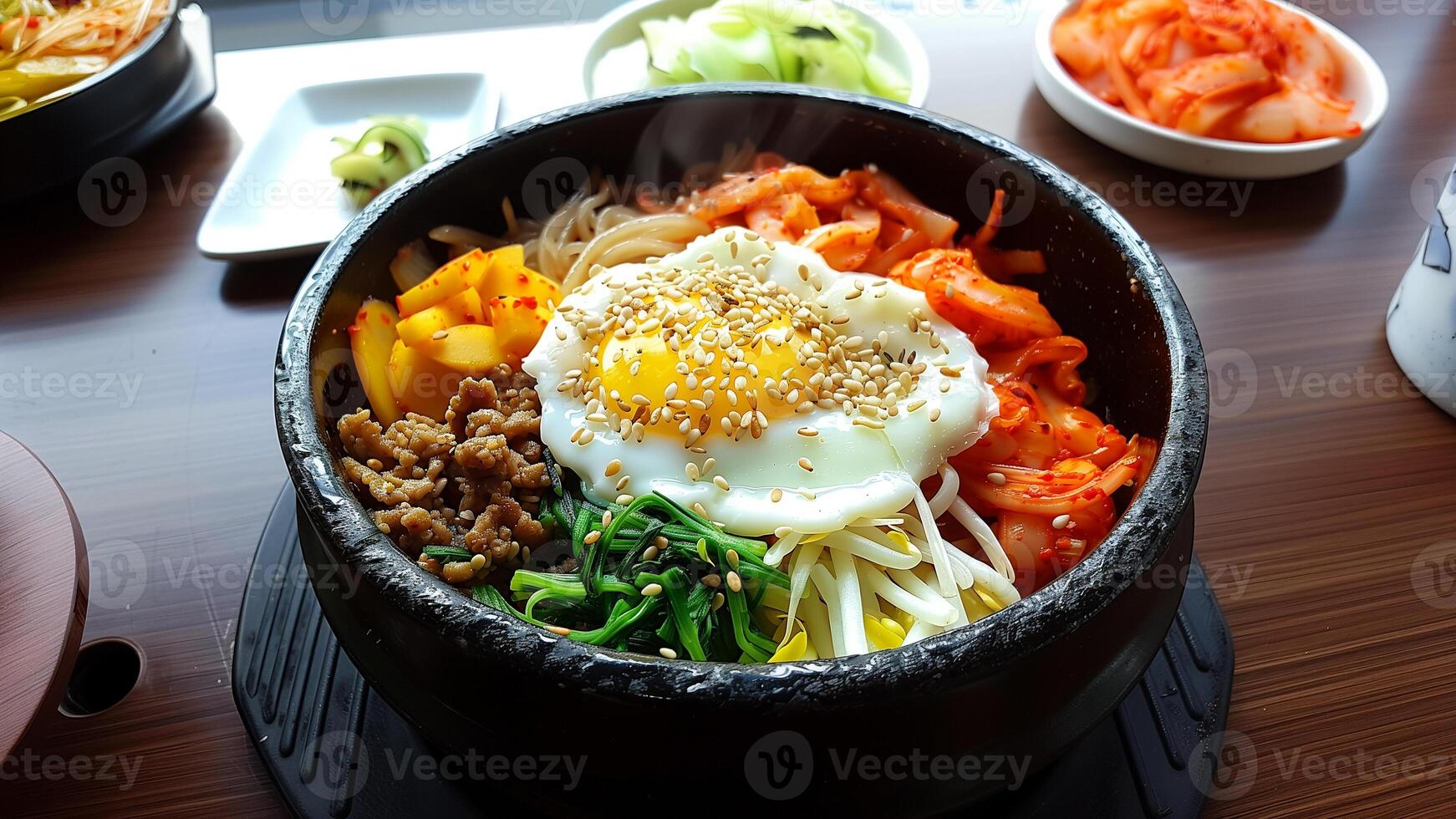 bibimbap - coreano estilo frito huevo y vegetales foto