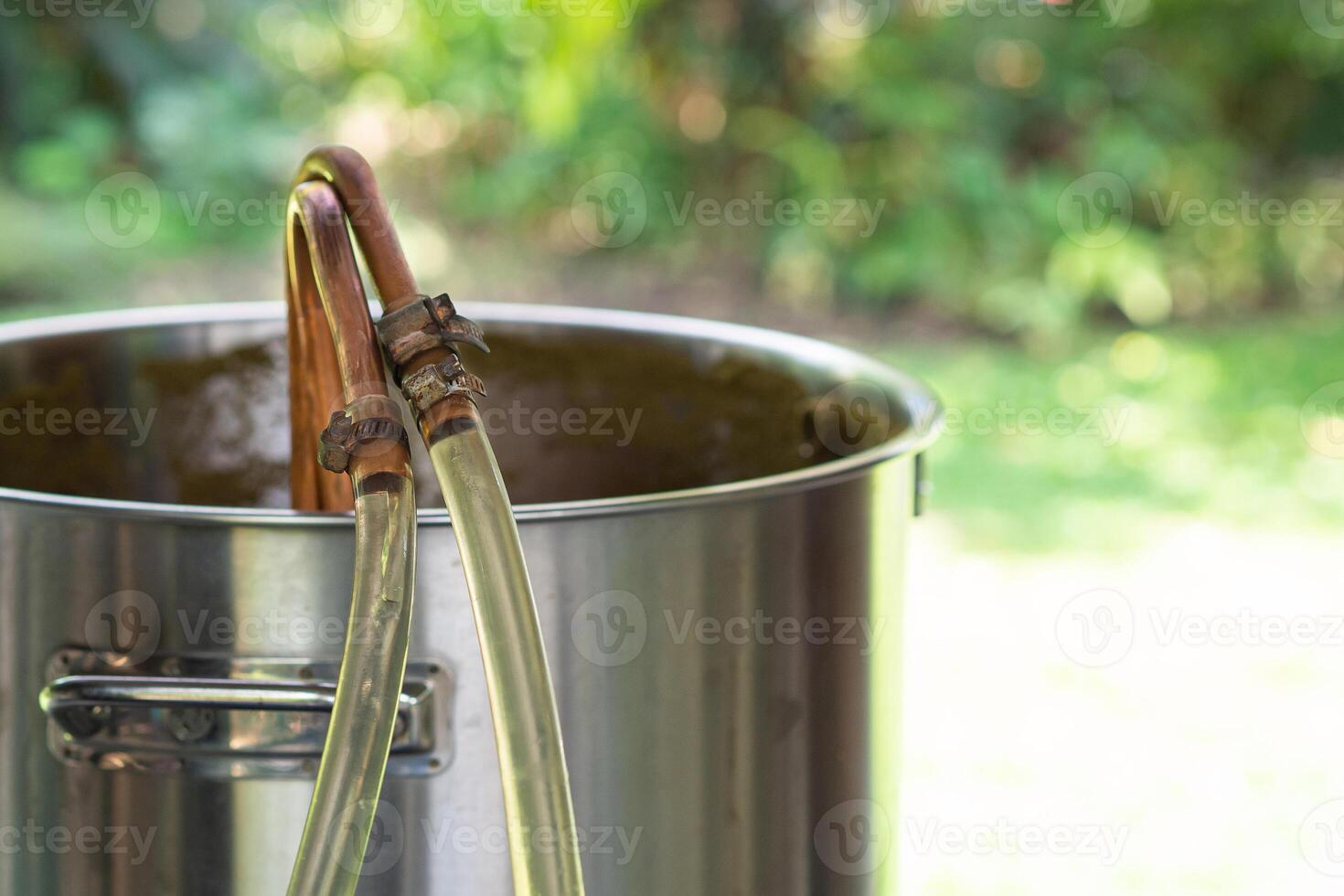 un cobre inmersión calor intercambiador cuales es usado en el arte cerveza proceso. selectivo enfocar. hogar fabricación de cerveza proceso. foto