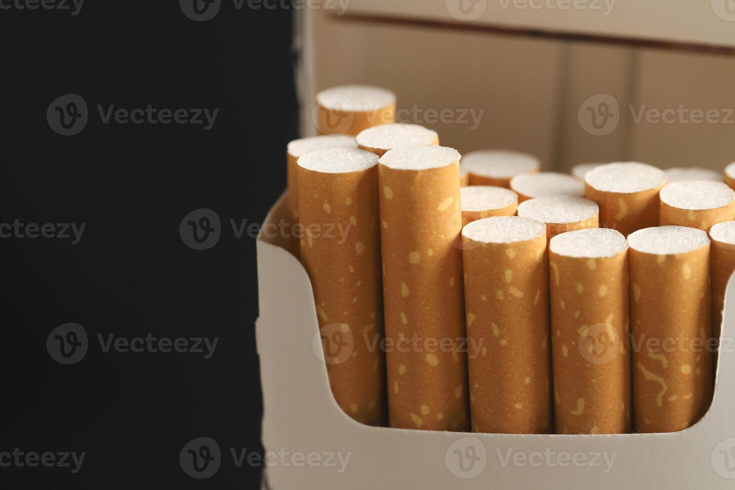 pelar eso apagado cigarrillo paquete preparar de fumar en blanco de madera antecedentes. embalaje línea arriba. foto filtros natural ligero