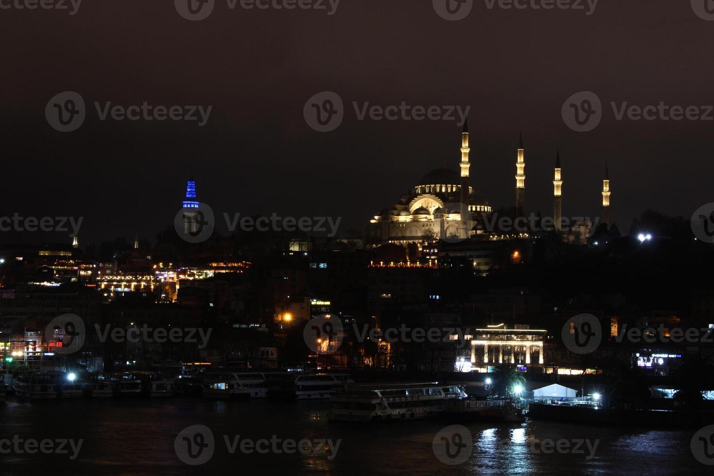 suleymaniye mezquita con un creciente Luna en el antecedentes. contento el 27 día de Ramadán o Laylat al-qadr. foto