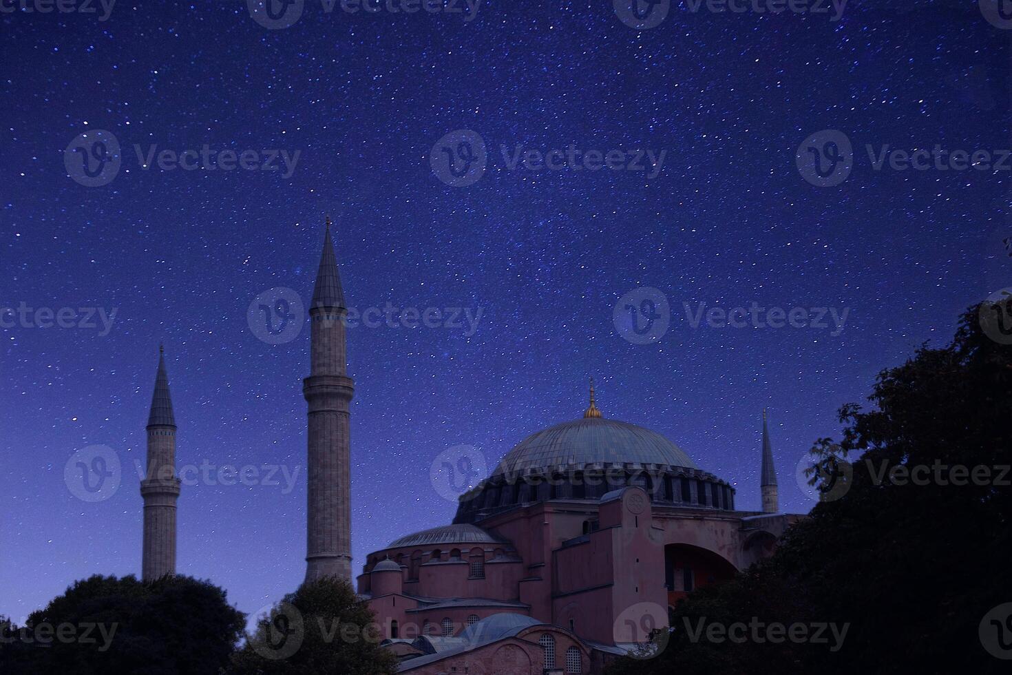 hagia Sofía mezquita con un Luna en el antecedentes. contento el 27 día de Ramadán o Laylat al-qadr. foto