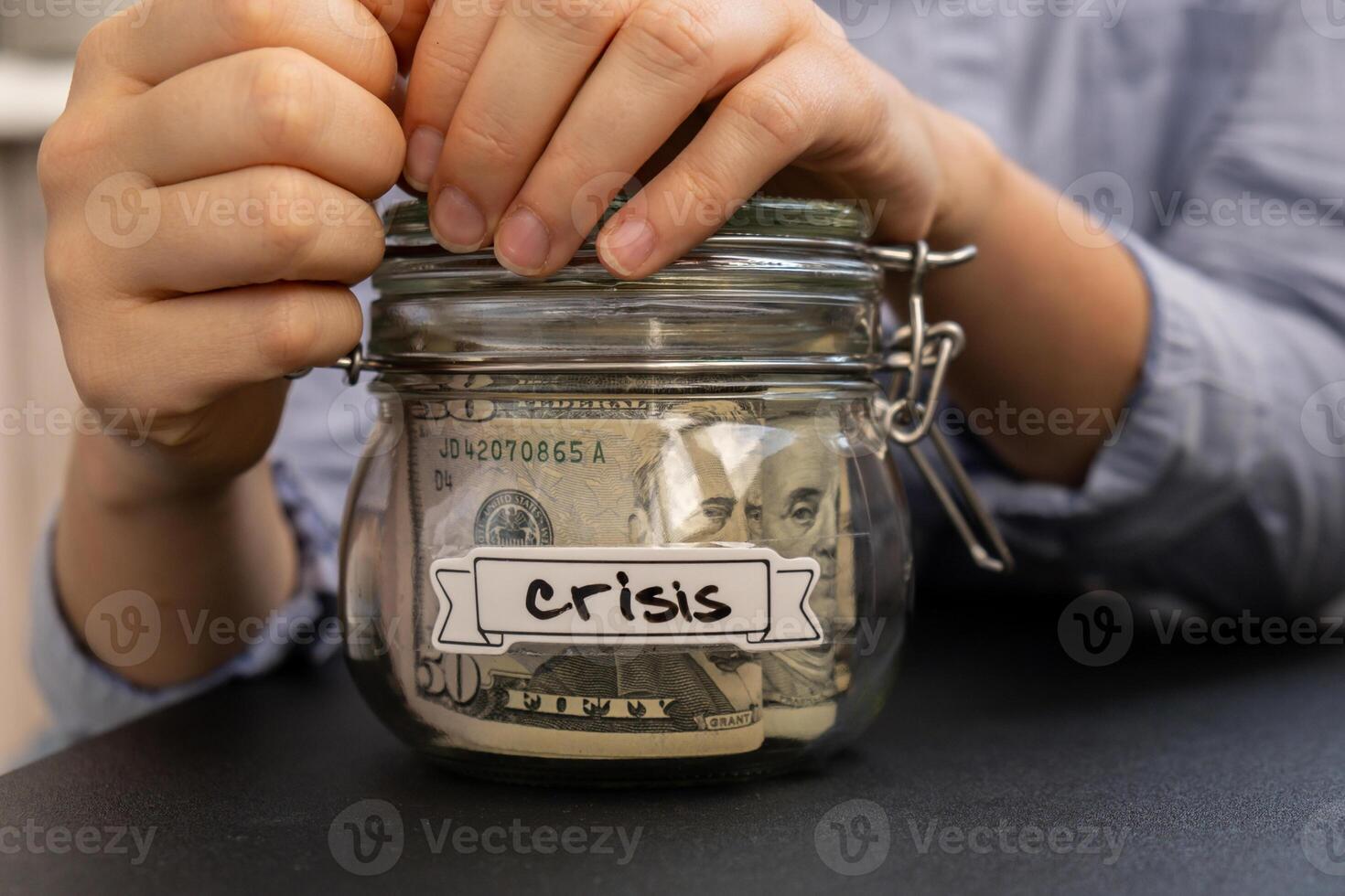 hembra manos participación vaso tarro lleno de americano moneda dolares efectivo billete de banco con texto crisis. preparación ahorro dinero. moderar consumo y economía. coleccionar dinero foto