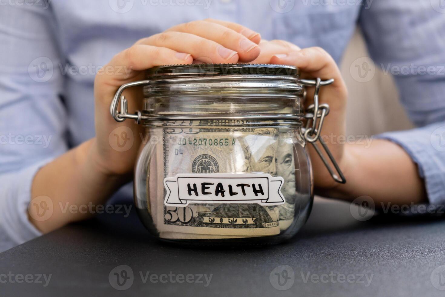 irreconocible mujer participación vaso tarro lleno de americano moneda dolares efectivo billete de banco con texto salud. preparación ahorro dinero. moderar consumo y economía. coleccionar dinero foto