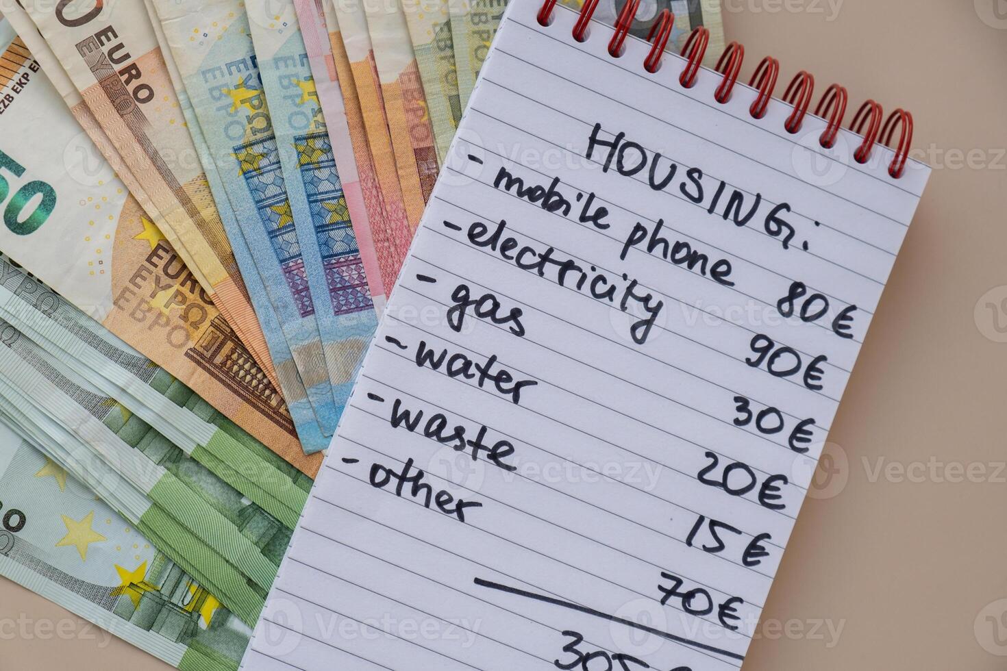 euro efectivo dinero con cuaderno escrito alojamiento gastos. contando cuentas para electricidad, gas, agua. concepto de eficiente consumo y economía. gasto hábitos foto