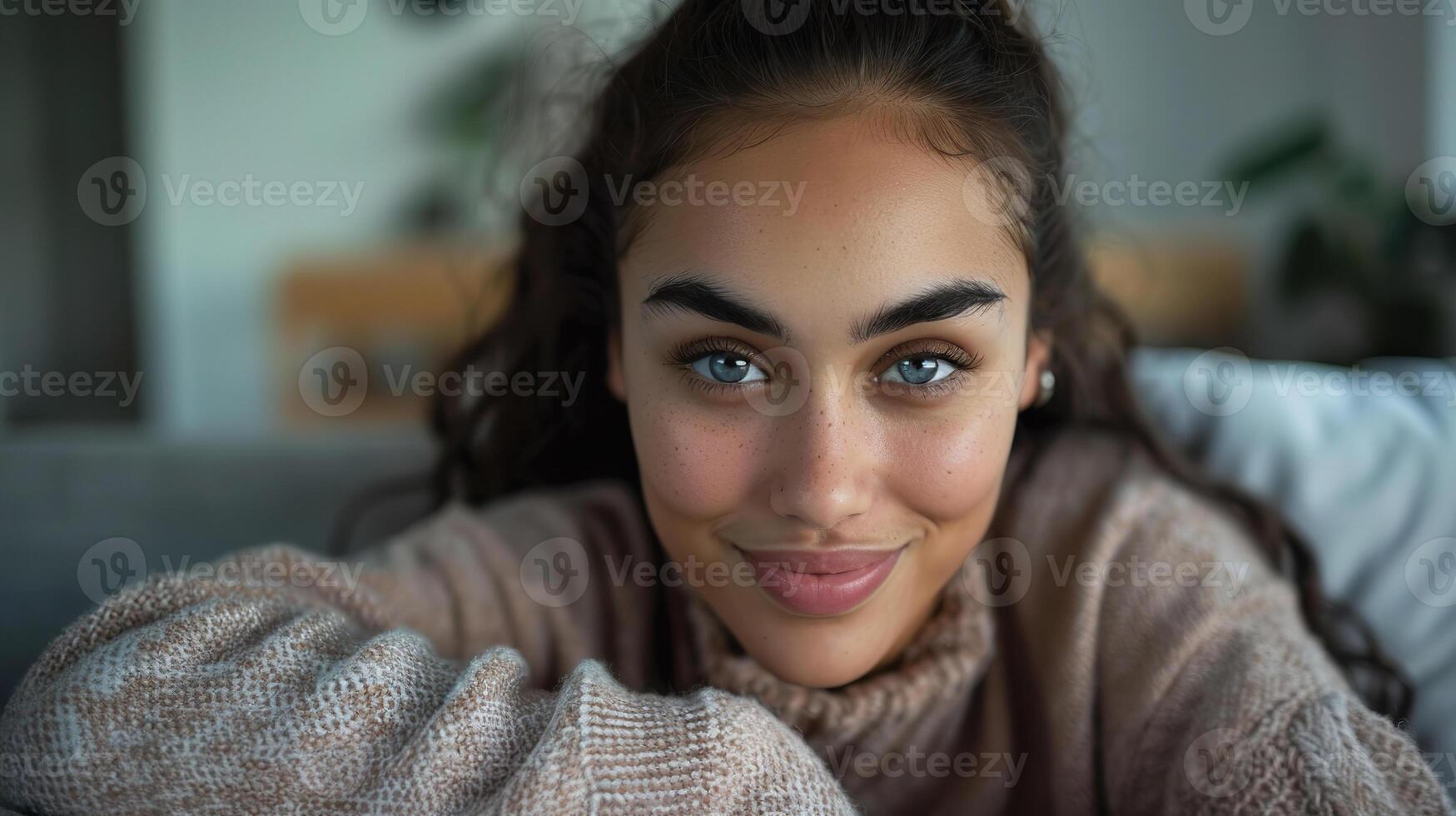 alegre joven maorí mujer sentado adentro a hogar en sofá foto