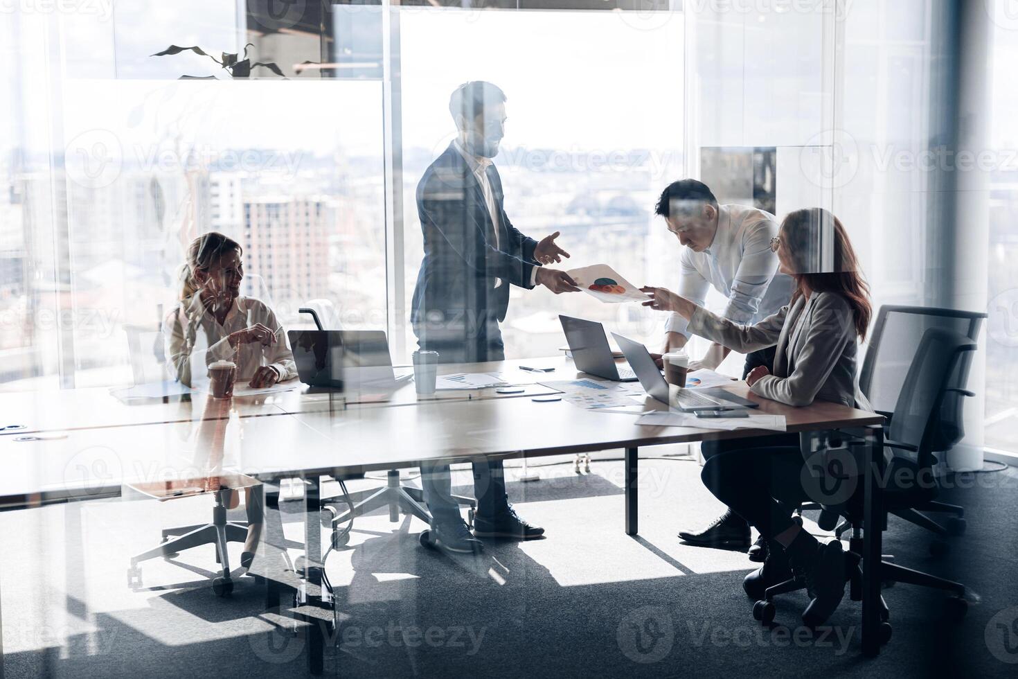 creativo negocio personas trabajando en nuevo proyecto en moderno oficina con panorámico ver foto