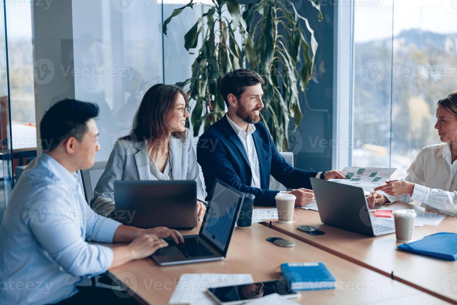 corporativo negocio equipo y gerente en un reunión habitación a moderno oficina con panorámico ventanas foto