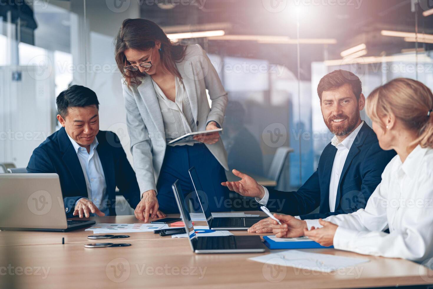 un grupo de negocio personas socios durante un conjunto equipo reunión en el moderno oficina foto