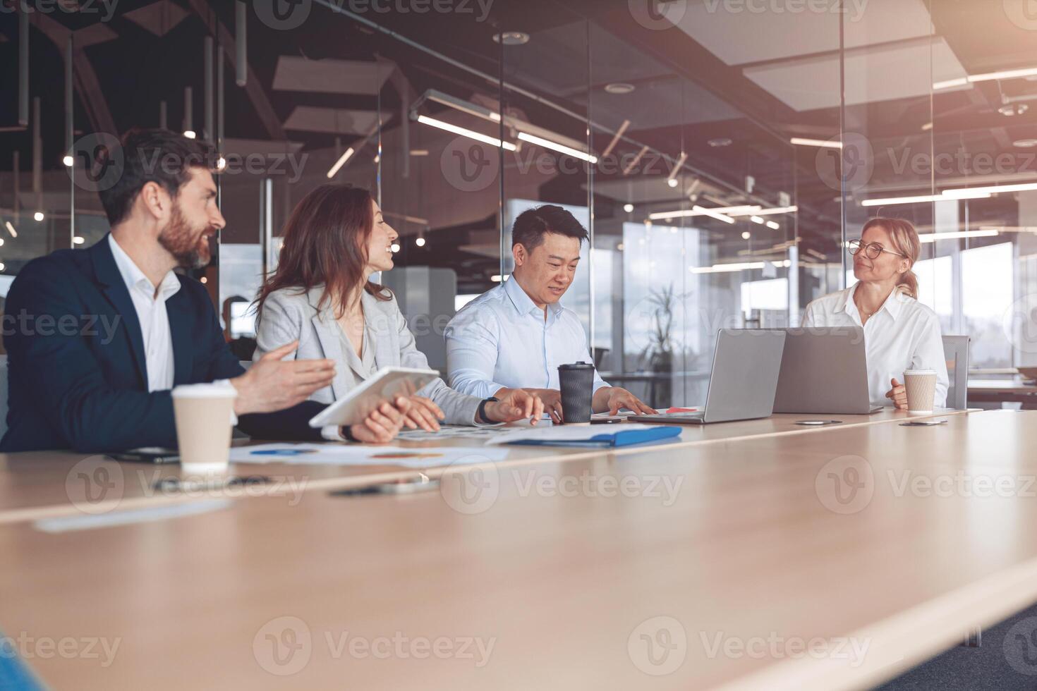 confidente y exitoso equipo. grupo de moderno personas son trabajando juntos en oficina foto