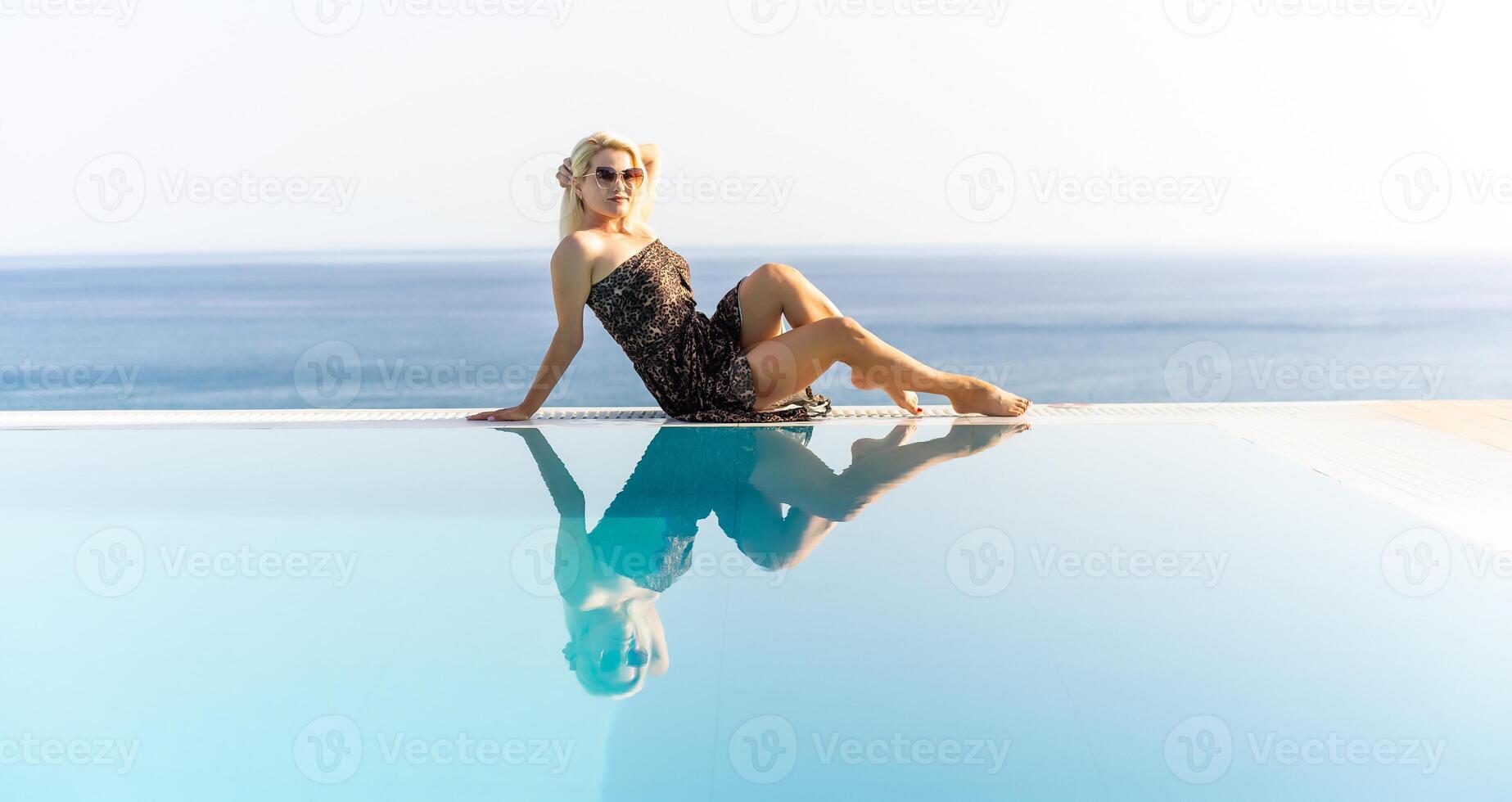 joven sexy rubia mujer posando cerca el piscina. joven bonito mujer foto