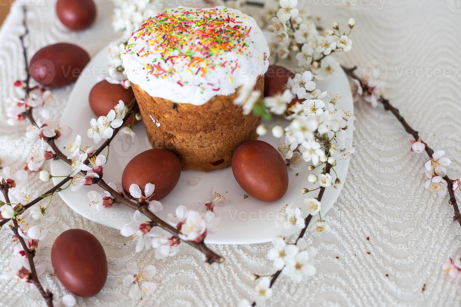 Pascua de Resurrección pastel y pintado huevos. floreciente ramo de flores tendido en el mesa cerca. foto