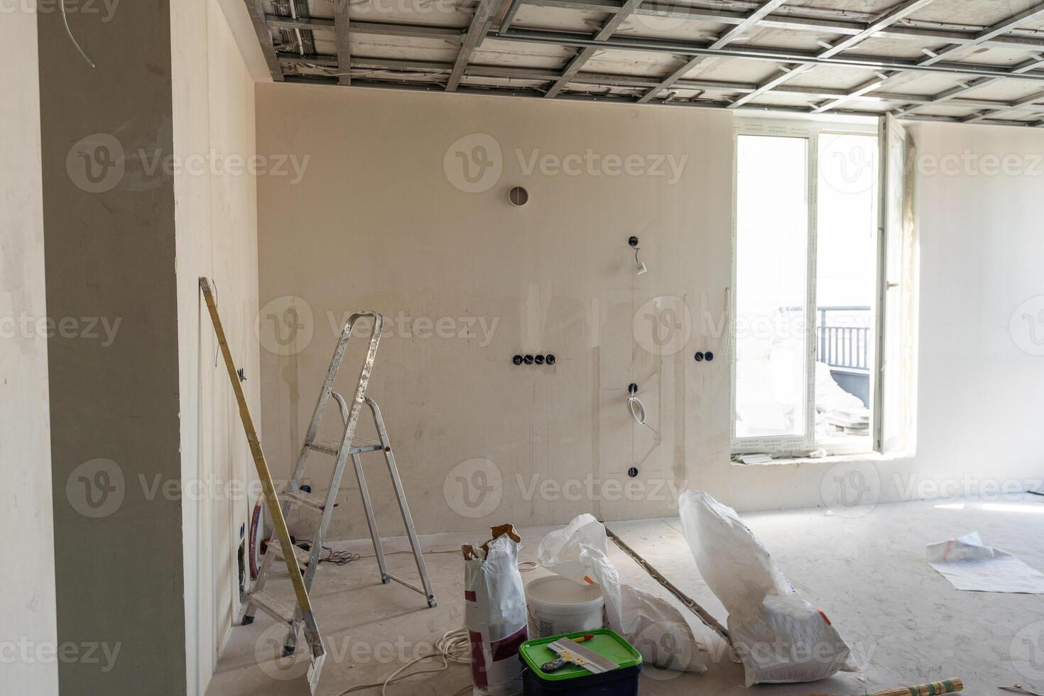 paneles de yeso instalación trabajo en Progreso por construcción trabajadores a construcción habitación. más fácil y lo mas barato camino a hacer dividir para interior pared. nuevo hogar para debajo construcción. proteccion edificio foto