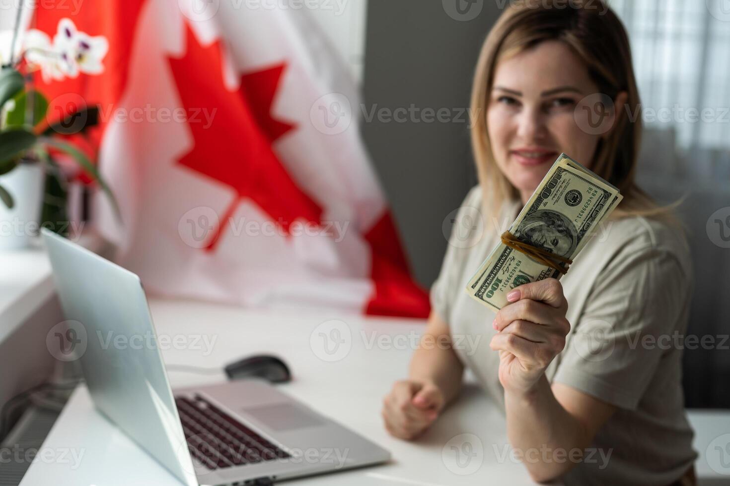 mujer manos y bandera de Canadá en computadora, ordenador portátil teclado foto