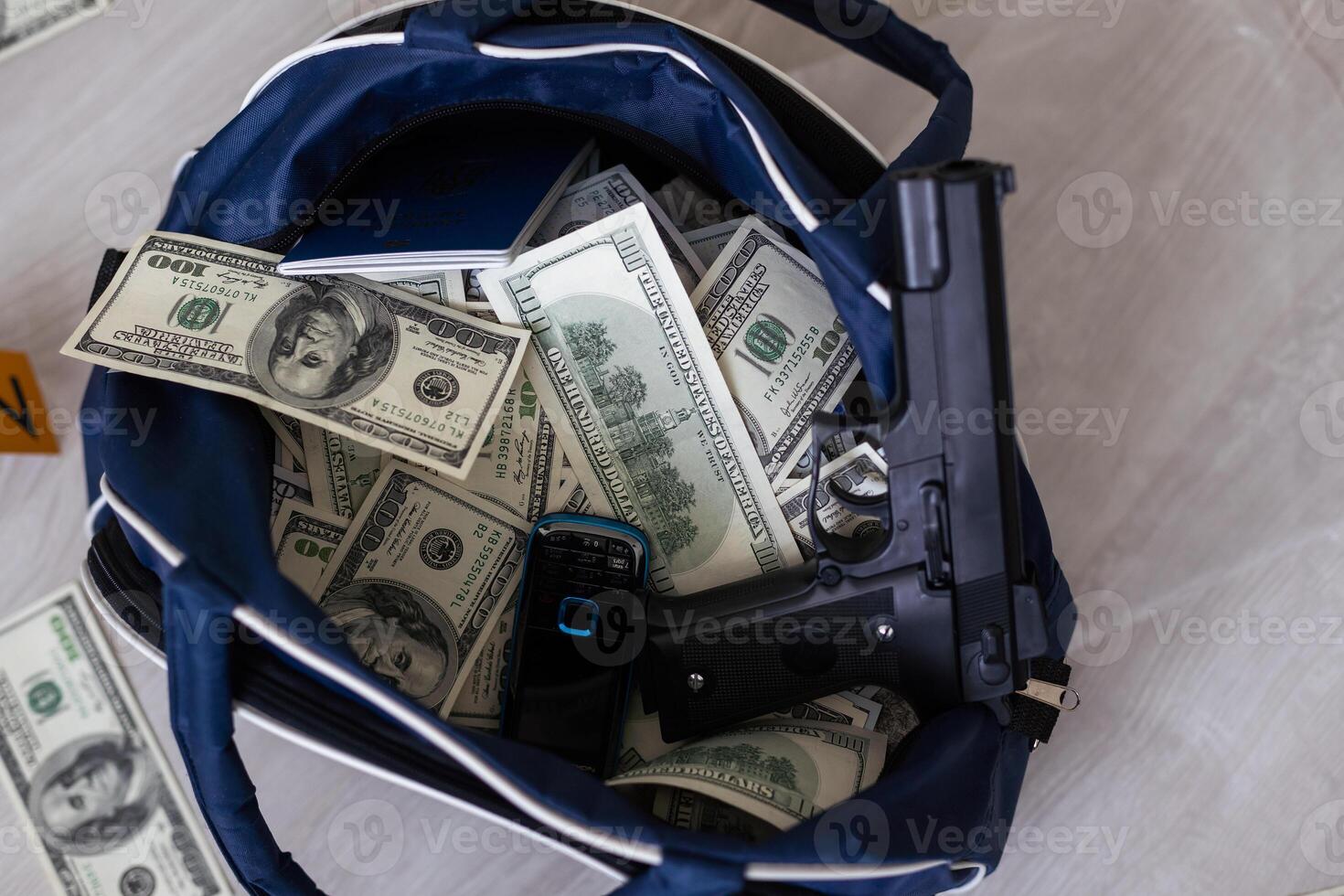 esposas en muchos pilas de dólar facturas. metal maleta con dinero, concepto de arrestar, investigación y fraude. foto