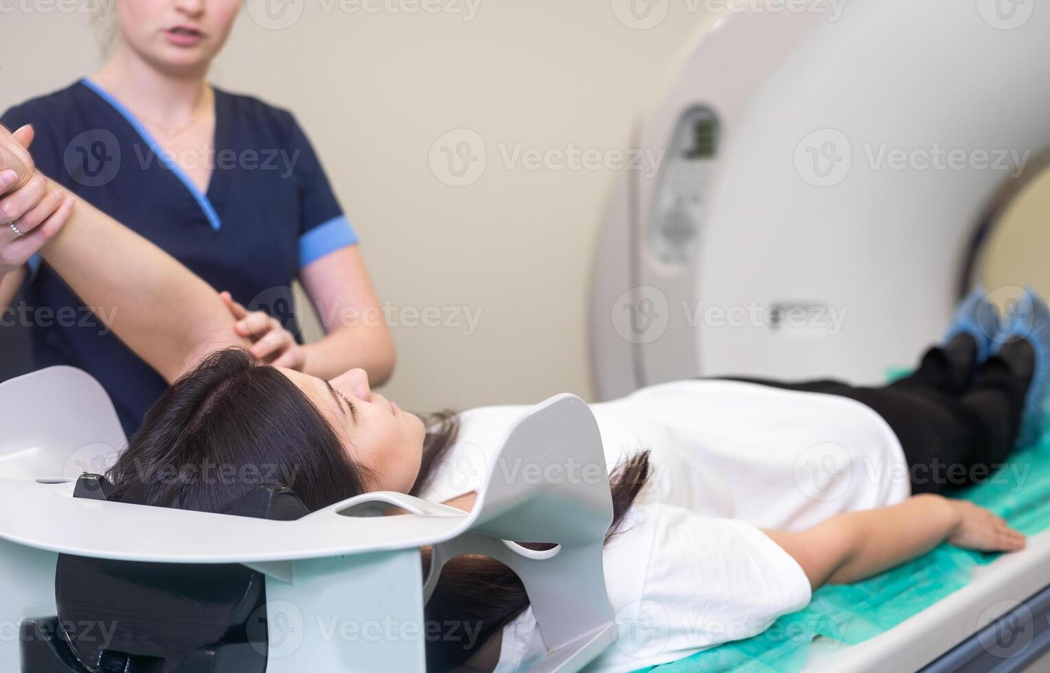 radiológico técnico y paciente siendo escaneado y diagnosticado en calculado tomografía escáner en hospital foto