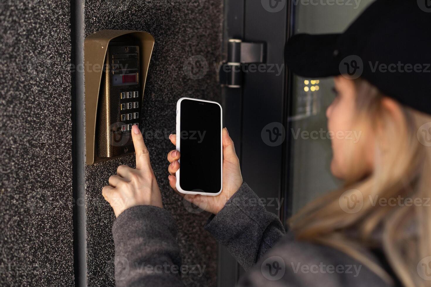 uso del teléfono móvil de nfc para puerta de seguridad abierta foto