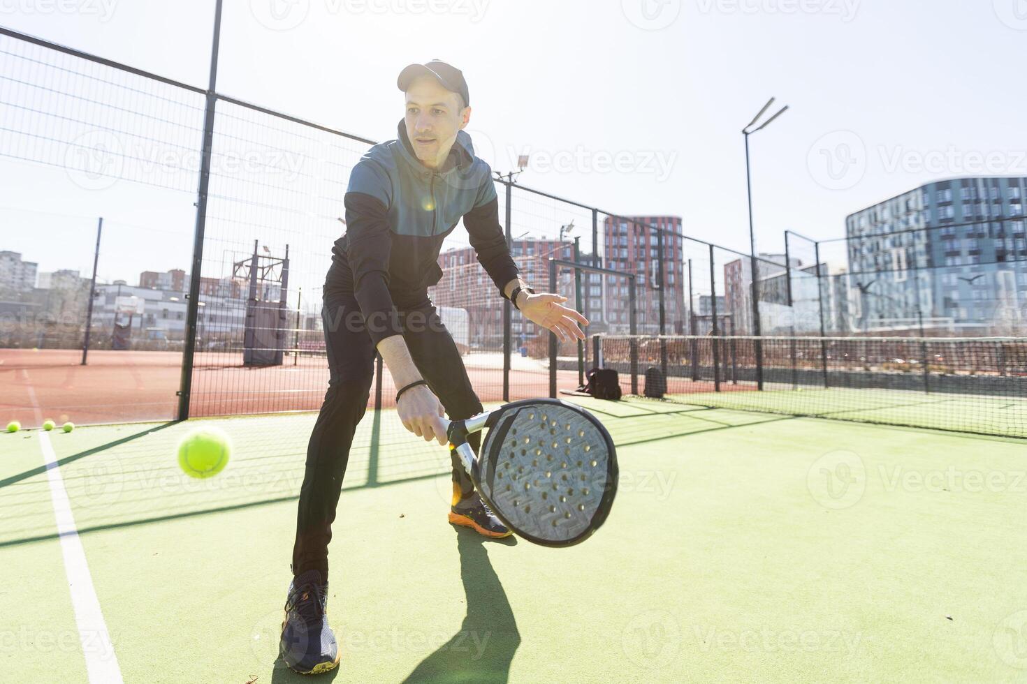 paleta tenis jugador servicio formación con su Pareja en Corte foto