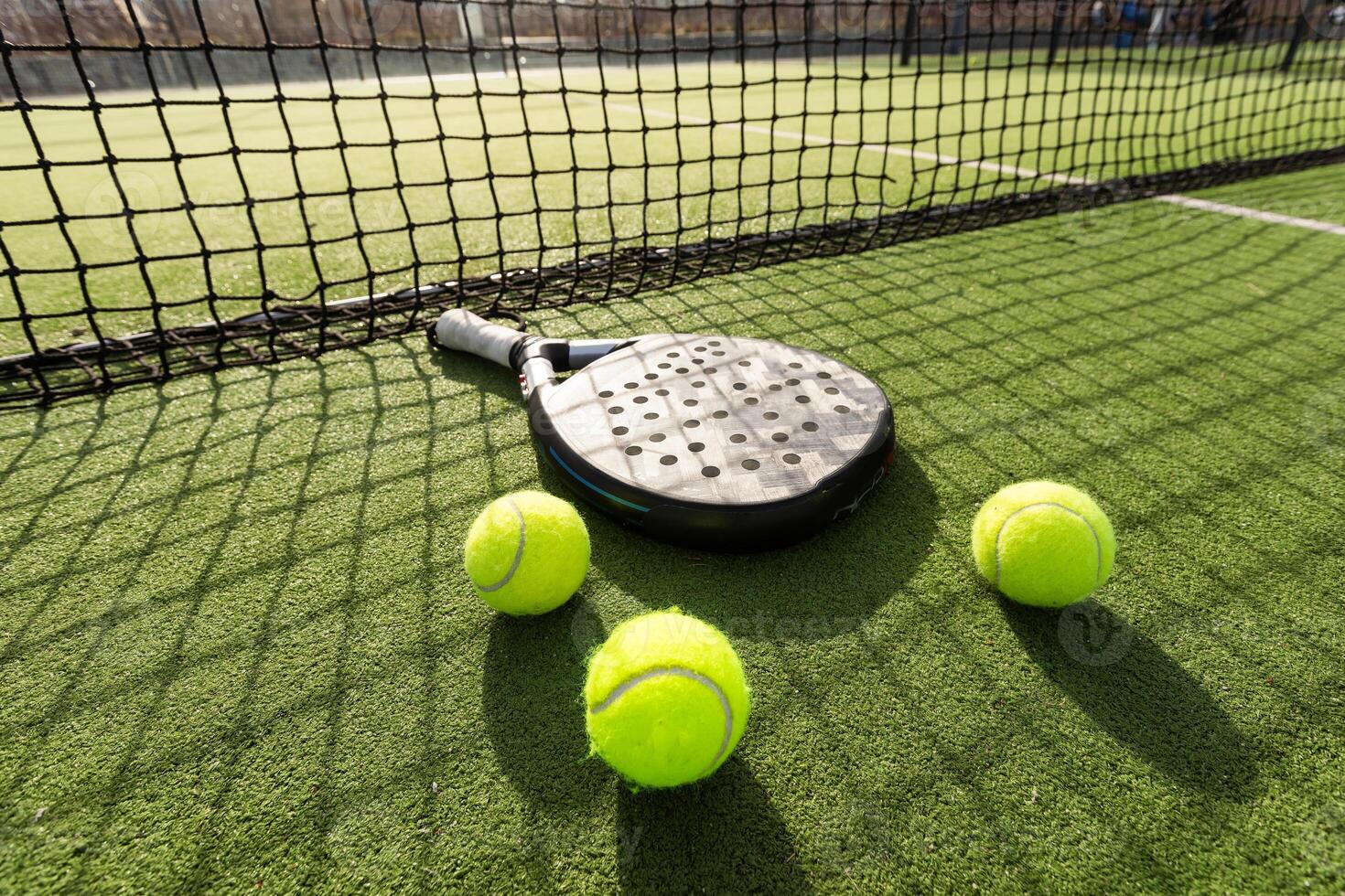 paleta tenis raqueta y pelota foto