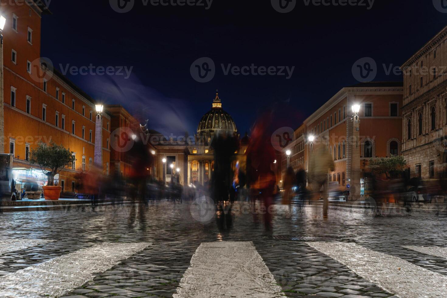 borroso personas caminando a noche en un calle en frente de el Vaticano en Roma foto