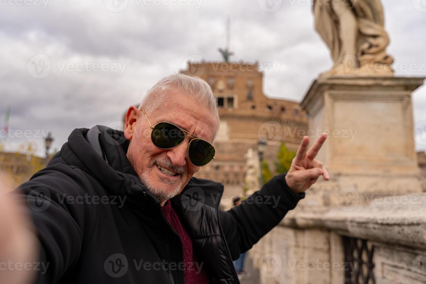 contento medio Envejecido hombre en vacaciones tomando un selfie en frente de castel sant'angelo fortaleza en Roma foto