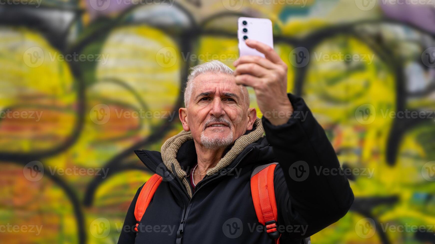 contento medio Envejecido hombre en vacaciones tomando un selfie en frente de desenfocado pintada en Roma foto